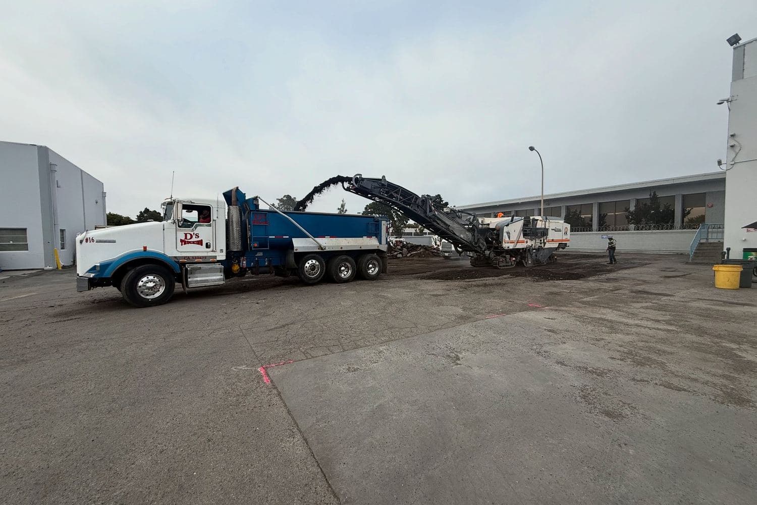 A D’s truck taking millings directly from a cold planer